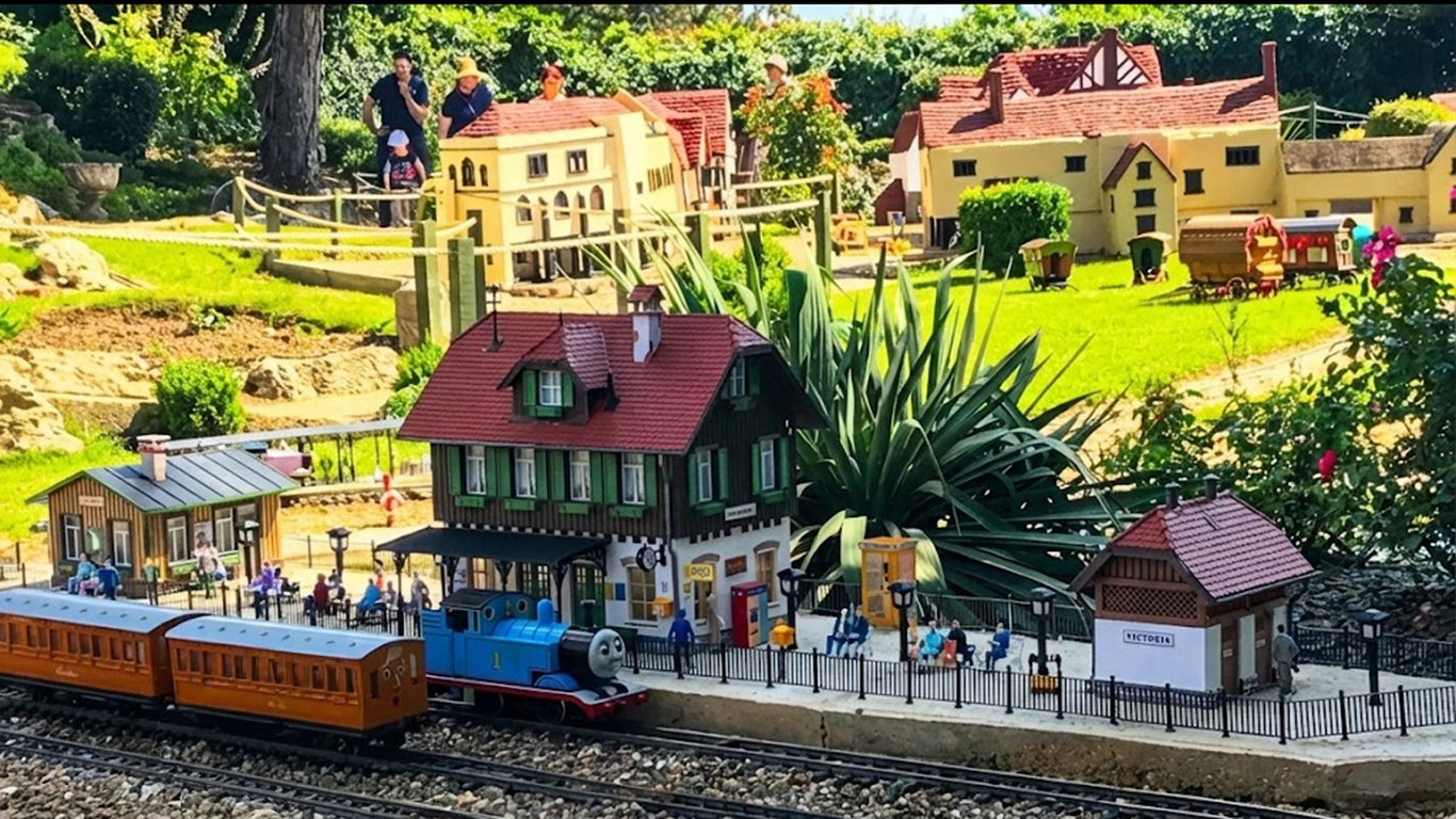 Thomas the tank engine at Victoria Station model